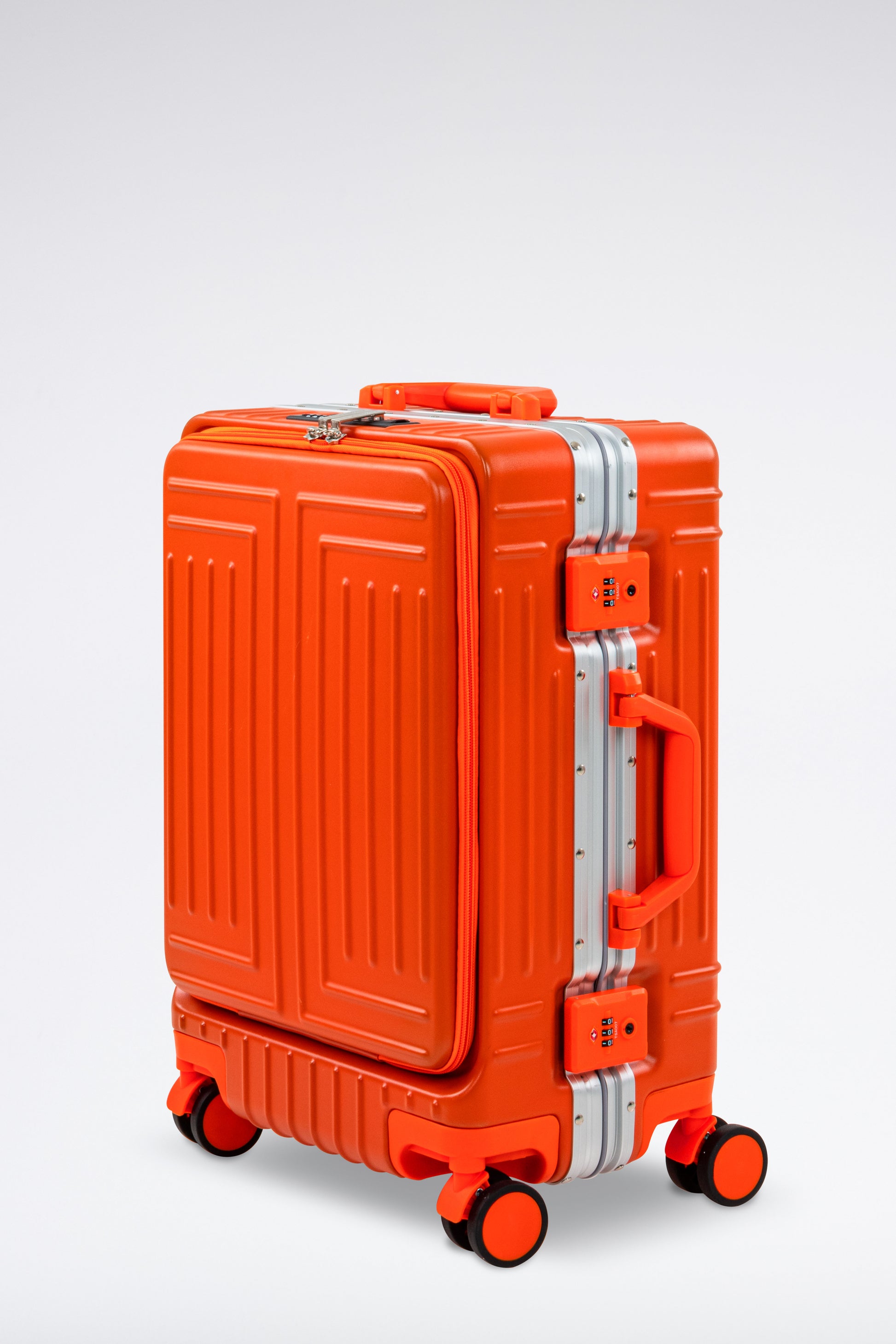 un apilar de Tres diferente multicolor detallado maletas para cosas con  pegatinas un azul nuevo caso, un naranja cuero Clásico valija, y un linda  púrpura bolso. elementos para viaje y vacaciones 22783324